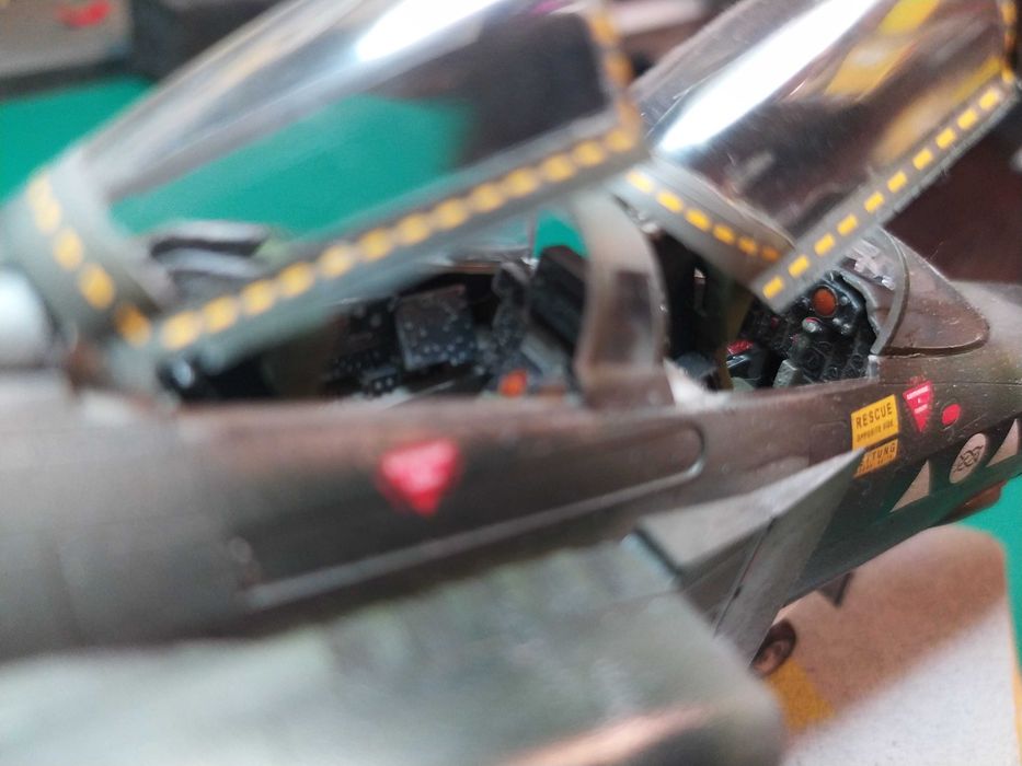 Aeronave em escala 1:48 - F-4 Phantom - RAF + base em madeira