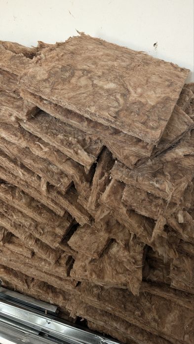 Lã ultra acustic com prefis e uma porta