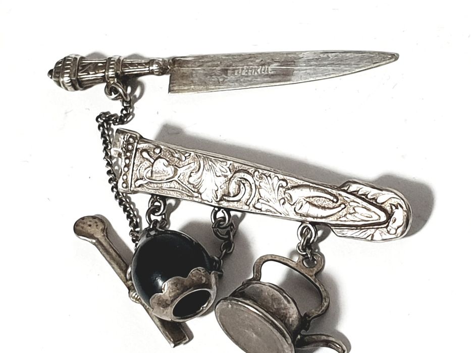 Vintage pregadeira agada com pingentes em prata