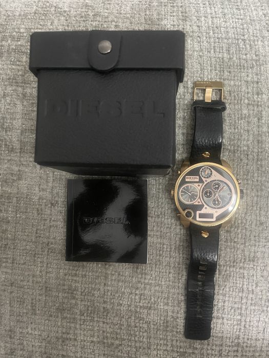 Relogio diesel dourado e preto