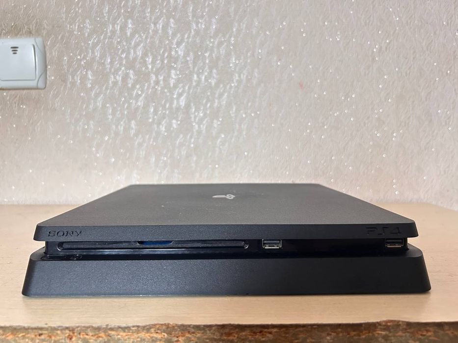 Продам пс4 слім 500 ГБ, в гарному стані, працює без нарікань