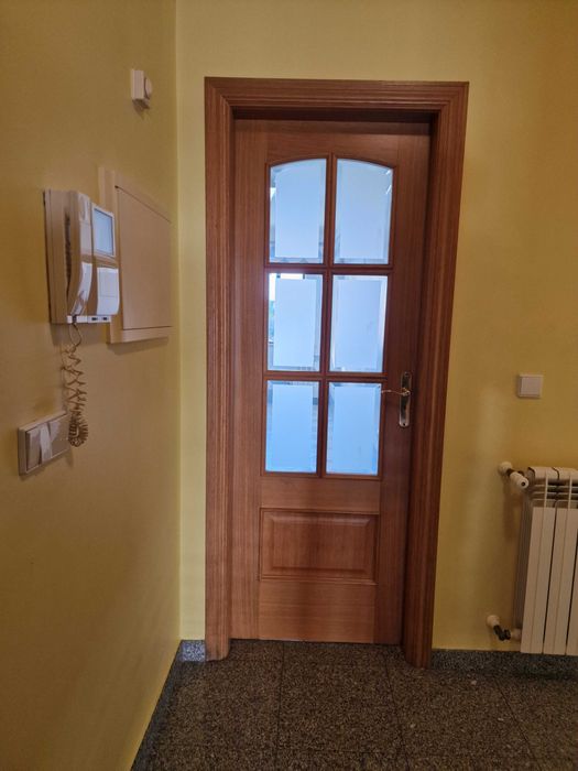 Porta em Madeira (aduelas, guarnições incluído)