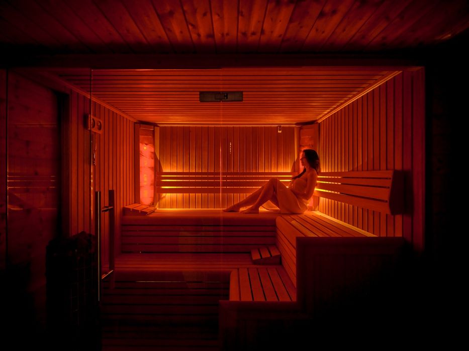 Domek z sauną i banią lub jacuzzi, basen,  nad jeziorem Klimatyzacja