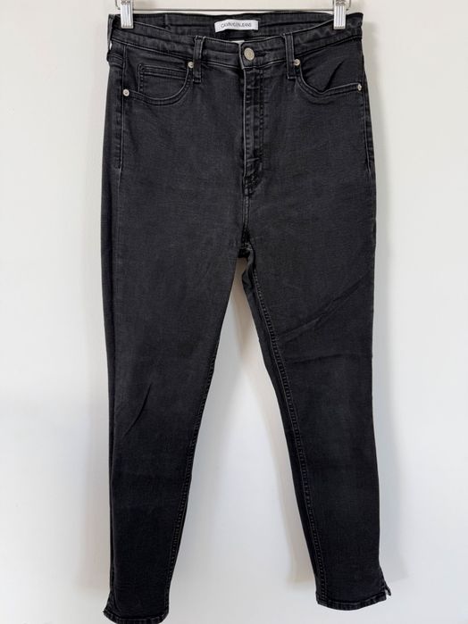 Ciemne spodnie dżinsowe z wzorem na nogawce Calvin Klein Jeans