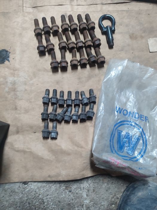 Продам кольосні болти..