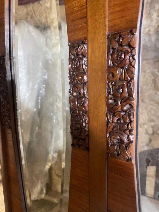 contador antigo com espelho e cadeira