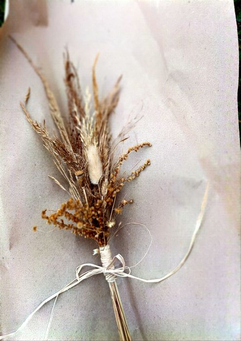 Butonierka beżowo- brązowa