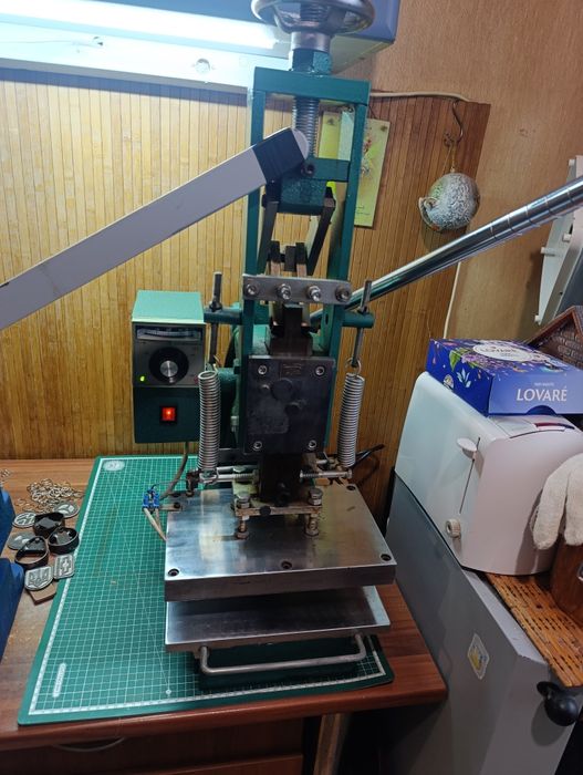 Станки для тиснения и вырубки кожи