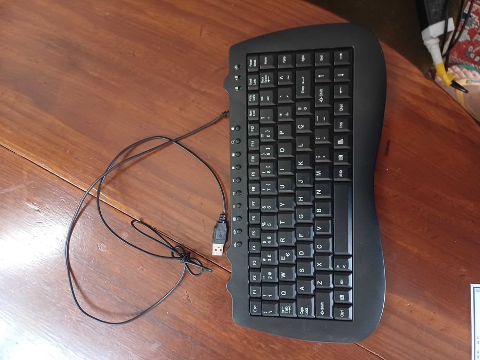 Portátil HP Stream 11, 2GB ram, 32GB disco, Linux - para peças