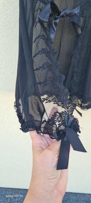 Peniuar ze stringami M PASSION czarne koronka, w oryginalnym kartoniku