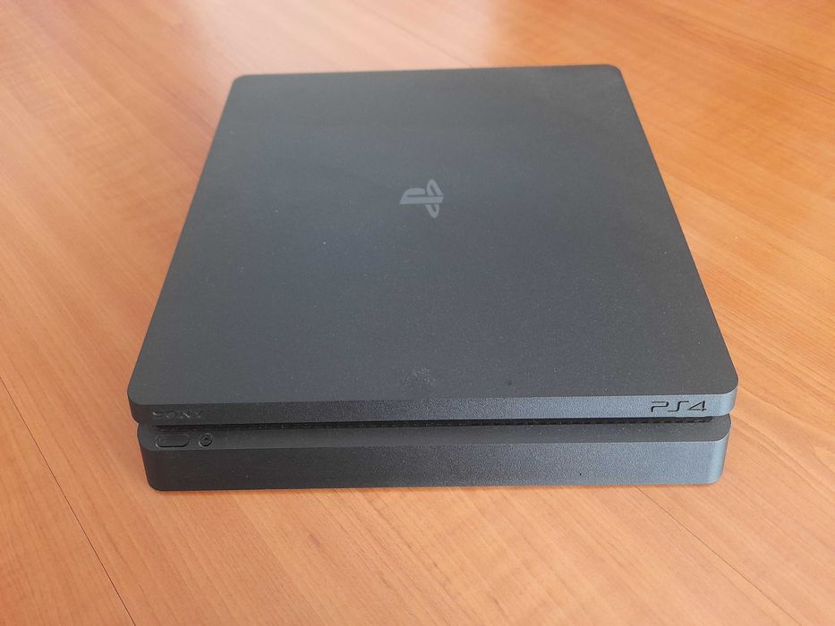 Playstation 4 com três comandos, três jogos, volante e pedais