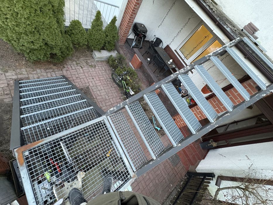 Schody zewnetrzne stalowa i solidna konstrukcja