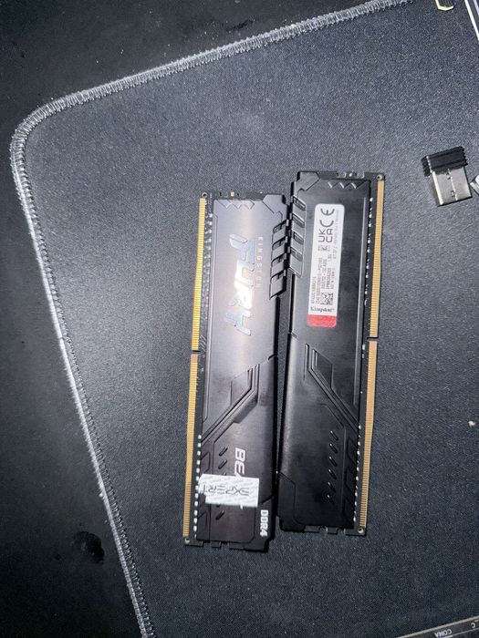 Оперативка Kingston Fury DDR4