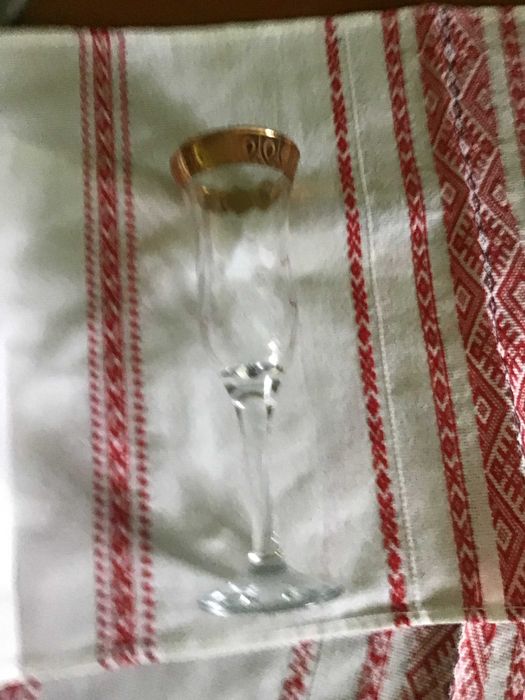 Бокали з золотою каймою