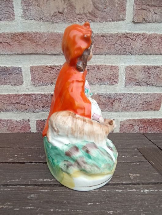 статуэтка  красная шапочка  Стаффордшир,