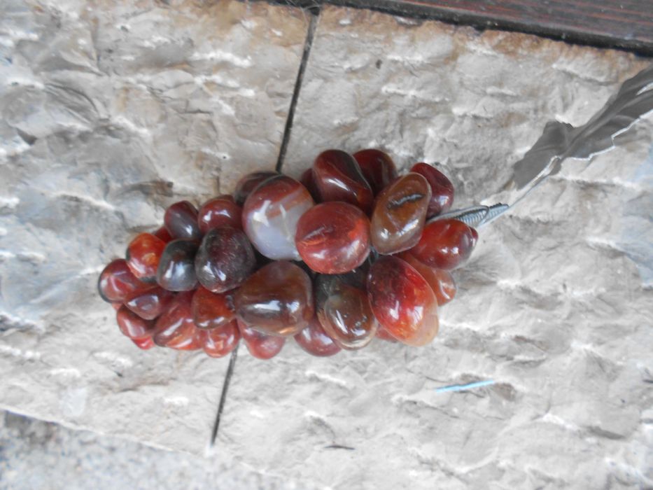 Cachos de uvas decorativos artesanais em pedra natural com cesto metal