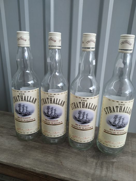 Бутылки пустые от виски, коньяка, водки