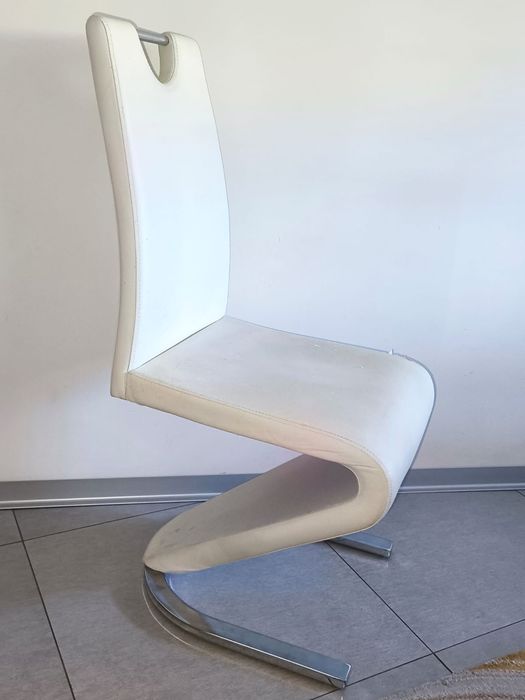 Cadeiras em Formato de Z - Design Moderno