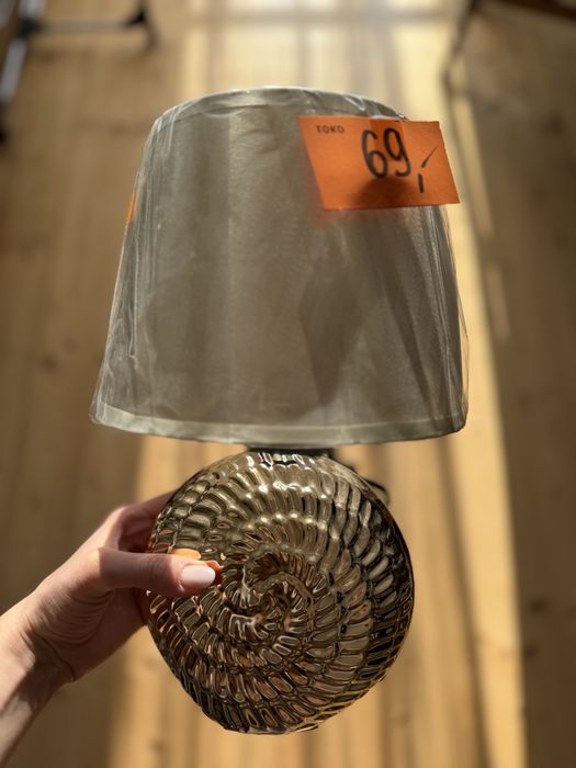 Złota lampka stołowa
