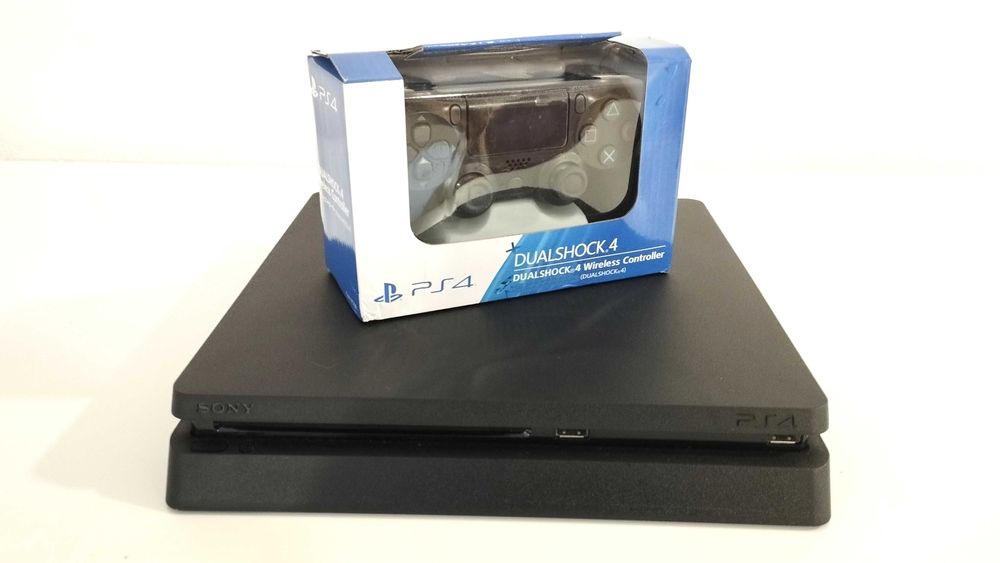 Consola PS4 Slim 500GB + 1 Comando (NOVO) + Jogo FIFA20 + Cabo