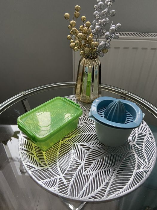 Plastikowy pojemnik i wyciskarka do cytrusów