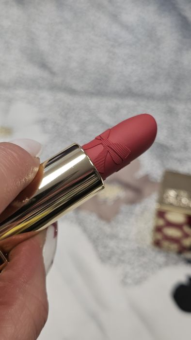 Estée Lauder Limited Edition Lipstick w odcieniu Velvet Ribbon.