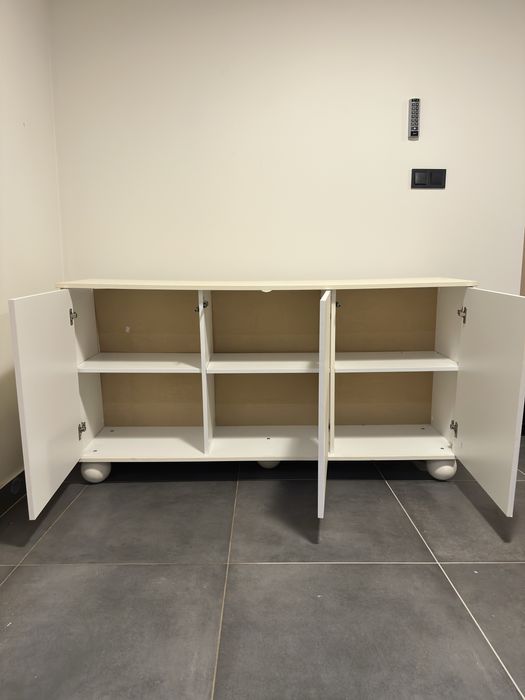 Minimalistyczna komoda na okrągłych nigach