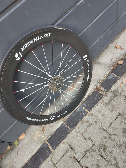 Koło  szosowe 28 cali  28bontrager carbon aeolus 5 tył  wysoki stożek koło sprawne