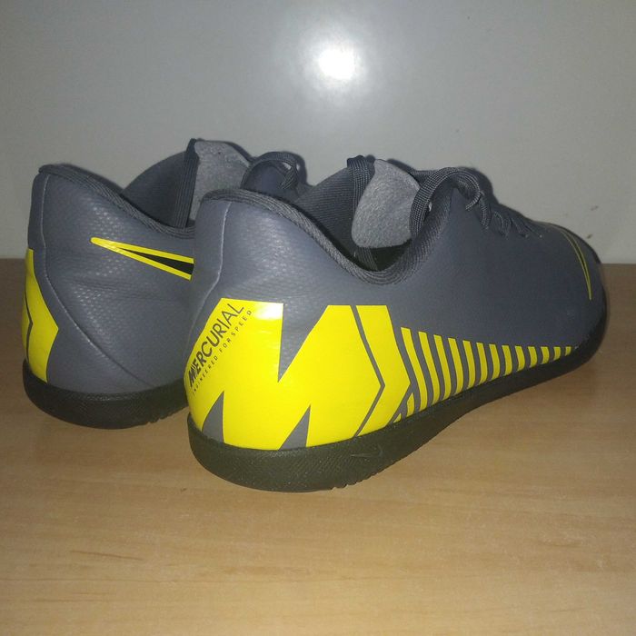 Buty piłkarskie halowe NIKE Mercurial Vapor 12 Club Ic roz.eu-38.5