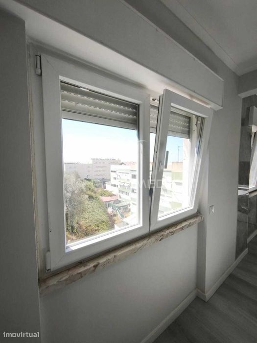 Apartamento T2 Remodelado com Arrecadação e Vista Rio – Setúbal