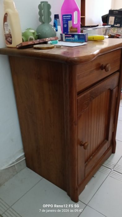 Móvel de Apoio_Armário-Sala/Hall de Entrada/Escritório/Quarto.
Madeira