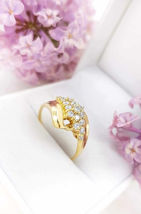 Złoty pierścionek z cyrkoniami