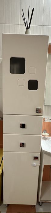 Шафа-пенал у ванну кімнату