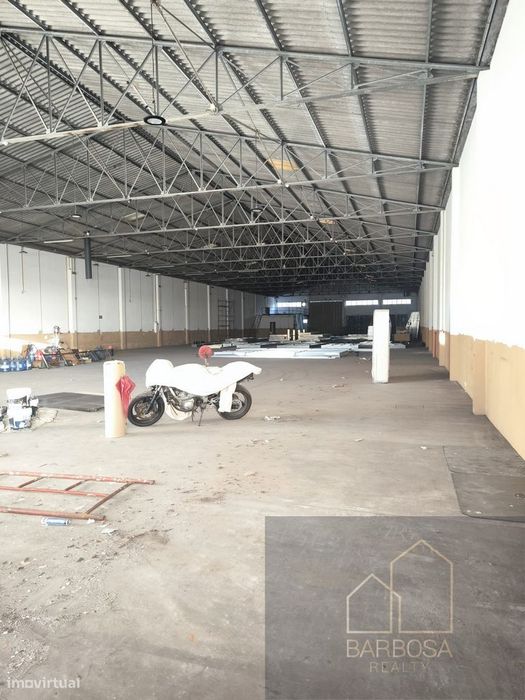 Armazém 2 frentes c/ 1400m2 - portões TIR, logradouros enormes comuns