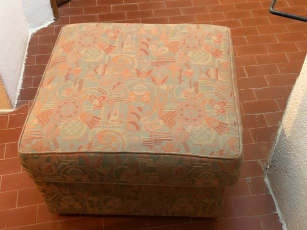 Pouf colorido com almofada removível e estrutura resistente.