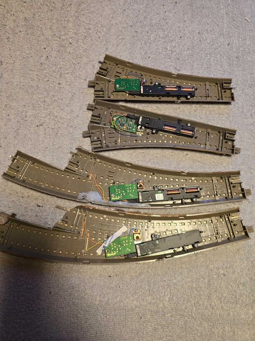 Zwrotnice cyfrowe Roco na plastikowym podkładzie