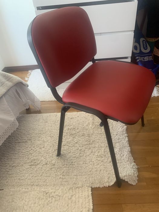 Cadeira de secretaria vermelha