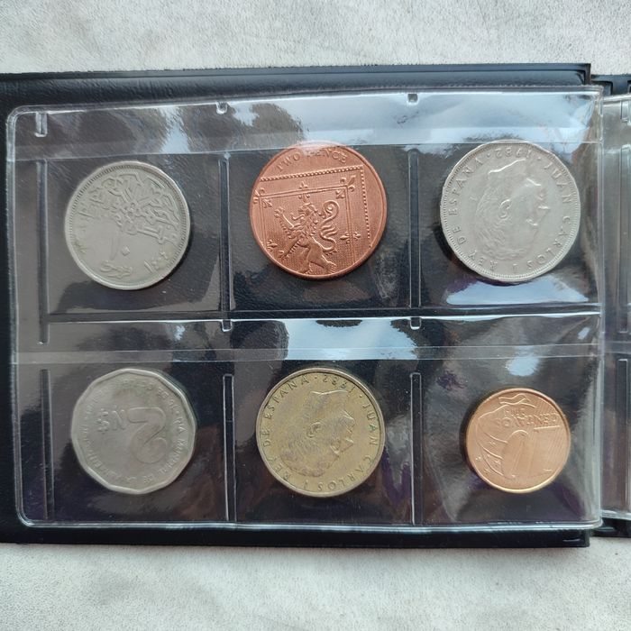 Album/klaser z monetami.