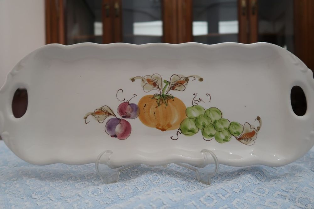 Travessa de louça com decoração de frutos
