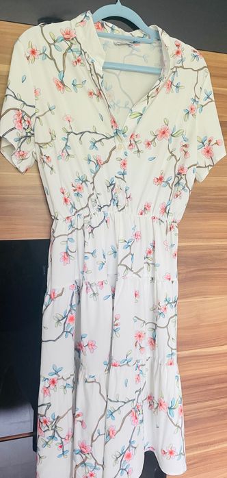 Biała sukienka z motywem roślinnym