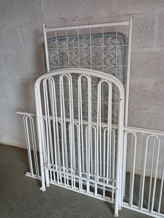 Berço metálico para criança, estrado e colchão, medidas:126/63/100alt