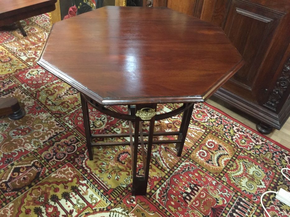 Mesa de apoio oitavada em vinhático - SALDO