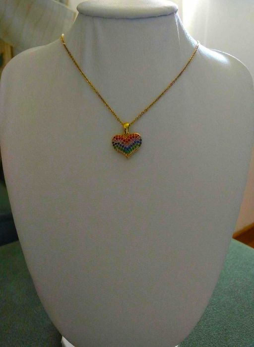 Colar Aço Dourado c/ Coração de Cristais Arco Iris NOVO