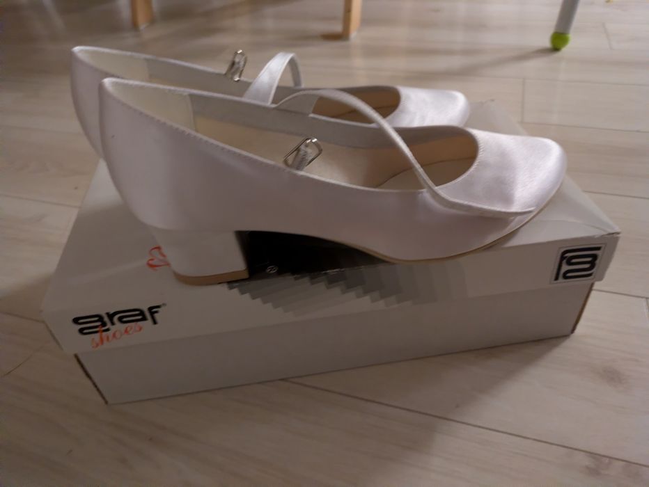 Buty ślubne weselne białe na lekkim obcasie