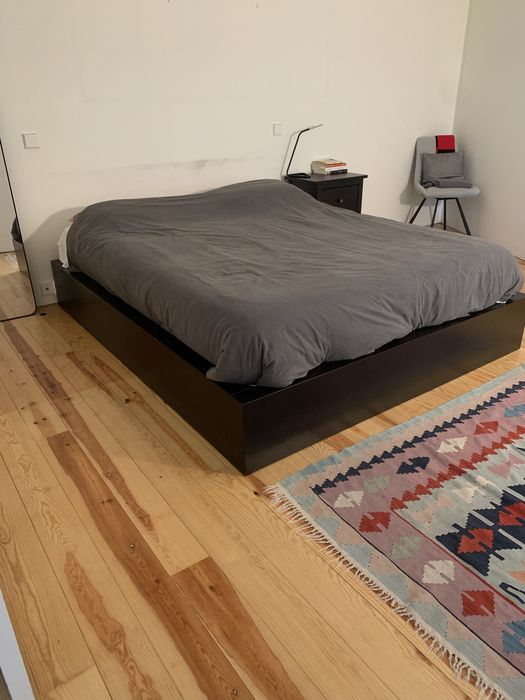 Estrutura de cama de casal com estrado