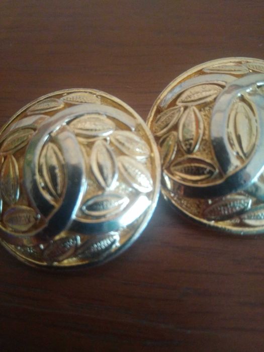 Brincos de mola Chanel