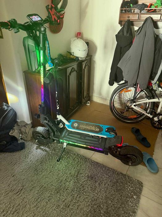 Scooter elétrica com velocidade de 100 km/h e autonomia de 100 km.