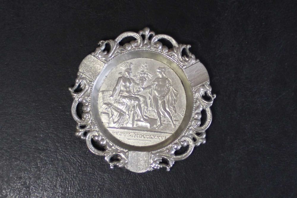 Cinzeiro vintage pequeno em metal ornamentado em tom prateado.