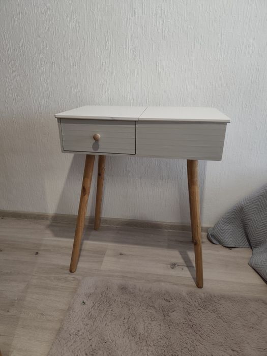 Biała mała toaletka