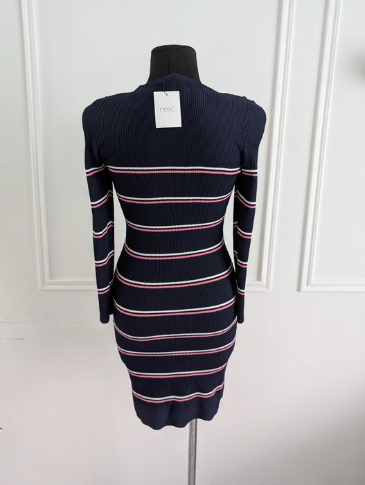 Granatowa sweterkowa sukienka w paski na zime z długim rękawem